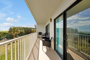 Balcone o terrazza di Direct Oceanfront Condo with amazing Views near Cocoa Beach
