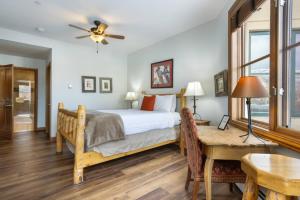 una camera da letto con un letto, un tavolo e una scrivania di Chapel Square 220 ad Avon Altre 42 foto