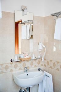 Koupelna v ubytování Hotel Arco Di Travertino