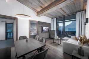 Televízia a/alebo spoločenská miestnosť v ubytovaní Hotel & Appartements Heigenhauser