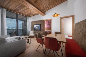 Televízia a/alebo spoločenská miestnosť v ubytovaní Hotel & Appartements Heigenhauser