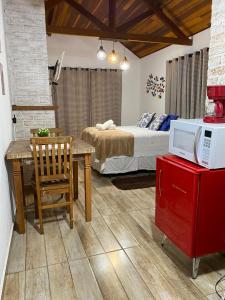 Giường trong phòng chung tại Chalé Safira