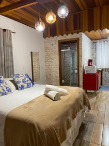 Giường trong phòng chung tại Chalé Safira