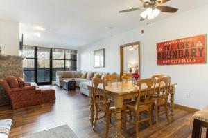 una sala da pranzo e un soggiorno con tavolo e sedie di Chapel Square 220 ad Avon