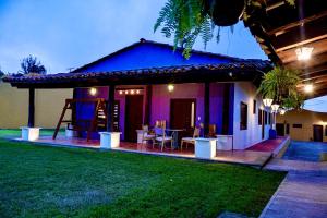 una casa con portico con tavolo e sedie di Hotel Estancia 1928 a Zacatlán