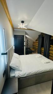 Un dormitorio con una cama en una habitación con techo. en Rodnei Retreat, en Borşa