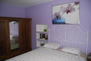 a bedroom with a bed and a purple wall at Apartment near Bilbao L-Bi-57 in Gatica
