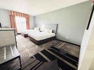 Ένα ή περισσότερα κρεβάτια σε δωμάτιο στο FairBridge Inn & Suites Cleburne +38 φωτογραφίες