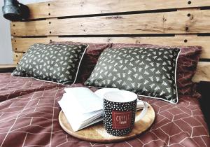 Giường trong phòng chung tại FOREST SIDE Apartmani
