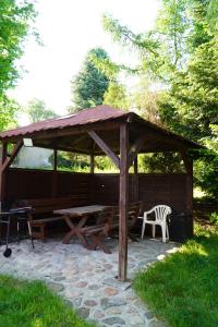 Taman di luar Domek nad rzeką Słupią z jacuzzi