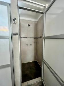 A bathroom at Hostel rivendell lima