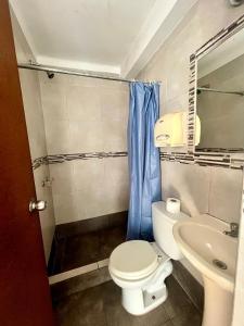 A bathroom at Hostel rivendell lima
