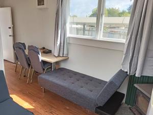 Χώρος καθιστικού στο 4 Doulbe Beds including 1 Sofa Bed Garden Charlet, 638 B Te Ngae Road, Rotorua