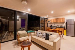 Η κουζίνα ή μικρή κουζίνα στο Close to Cenotes Private Pool 24hr Hr Security Gym Yoga Villa