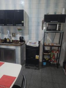 O bucătărie sau chicinetă la Quarto casal e outros espaços compartilhados próx ao estádio do Vasco