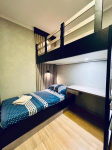 two bunk beds in a small room with a bed at Moderno Sobrado Climatizado com Ar Quente e Frio in Cascavel