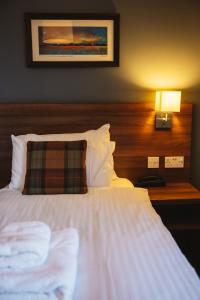 Posteľ alebo postele v izbe v ubytovaní The Portree Hotel