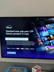 Телевизор и/или развлекательный центр в maison luxe disney aeroport tillé 2 a 5 personnes