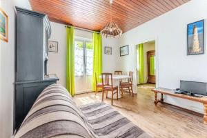a living room with a couch and a table at Maison charmante à Soulac-sur-Mer avec jardin clôturé in Soulac-sur-Mer