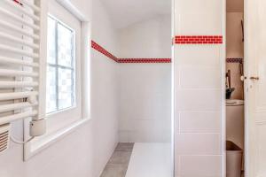 a bathroom with a shower and a window at Maison charmante à Soulac-sur-Mer avec jardin clôturé in Soulac-sur-Mer +14 photos