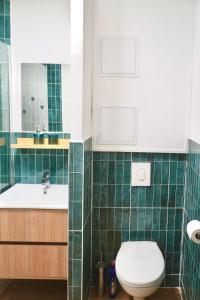 ein Badezimmer mit Toilette und Waschbecken in der Unterkunft Casa Del Mar, en plein centre ville! in Bandol + 20 Fotos