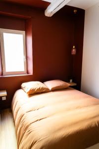 ein Bett in einem Schlafzimmer mit Fenster in der Unterkunft Casa Del Mar, en plein centre ville! in Bandol