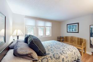 une chambre avec un lit avec des oreillers dessus dans l'établissement Easy Street Retreat, à Sugar Mountain