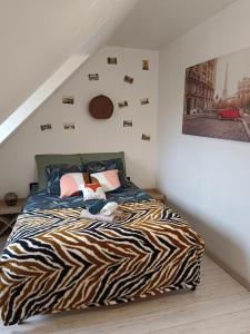 - une chambre avec un lit et une couverture zébrée dans l'établissement villa familiale avec spa et sauna, à Saint-Antonin-de-Sommaire 32 autres photos