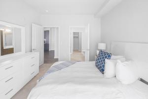 Global Luxury Suites at Reston客房内的一张或多张床位