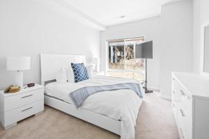 雷斯顿Global Luxury Suites at Reston的白色卧室设有床铺和水槽 更多37张照片