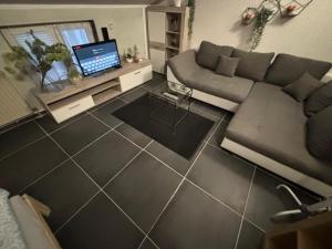 an overhead view of a living room with a couch at Benk 24H Apartment Nr 2 Perfekt für bis zu 4 Personen in Hofheim am Taunus