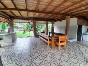 Foto sihtkohas Guápiles asuva majutusasutuse Riverside Oasis Cabin with A C galeriist
