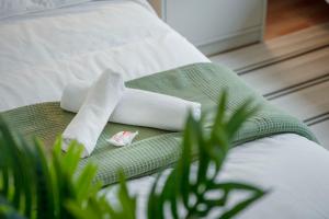 ein Bett mit Handtüchern und einer Pflanze darauf in der Unterkunft Eco Retreat Spacestays - Smart TV - WIFI in Essen
