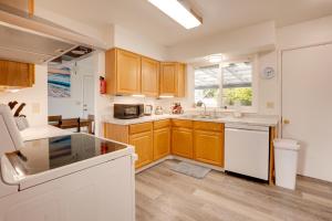 Η κουζίνα ή μικρή κουζίνα στο Ocean and Sunset Views Brookings Home Near Town!