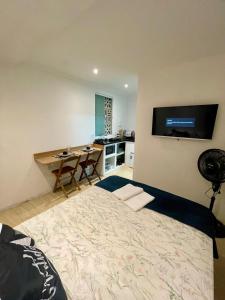 Μια τηλεόραση ή/και κέντρο ψυχαγωγίας στο Flat da Fê in Buzios - 10 min a pé da Rua das Pedras