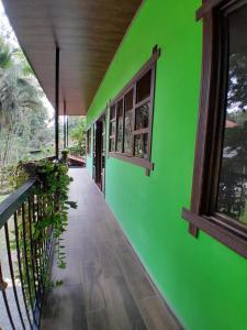 Rõdu või terrass majutusasutuses Riverside Oasis Cabin with A C