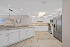 Kuchyň nebo kuchyňský kout v ubytování Perdido Grande Unit 2503