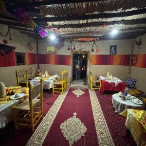 Restaurace v ubytování Camp Familia Erg Chebbi + 37 fotografií
