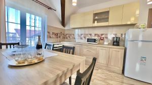 cocina con mesa y botella de vino en Apartamente Simona Brasov, en Brasov
