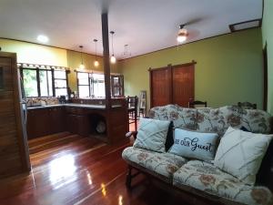 Istumisnurk majutusasutuses Riverside Oasis Cabin with A C