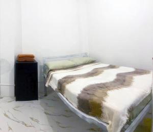 Ένα ή περισσότερα κρεβάτια σε δωμάτιο στο Centrally located studio with AC and kitchenette