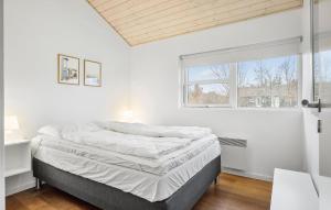 Postel nebo postele na pokoji v ubytování Holiday Home Kronvildtvej Brovst Vi