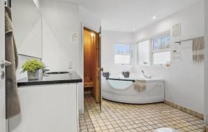 Kuchyň nebo kuchyňský kout v ubytování Holiday Home Kronvildtvej Brovst Vi