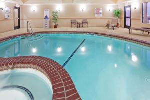 Bazén v ubytování Holiday Inn Express & Suites - Denton North by IHG nebo v jeho okolí