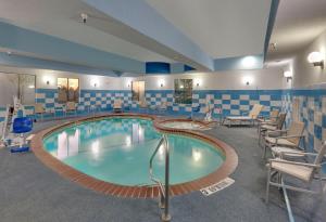Bazén v ubytování Holiday Inn Express & Suites - Denton North by IHG nebo v jeho okolí