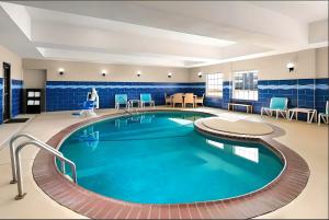 Bazén v ubytování Holiday Inn Express & Suites - Denton North by IHG nebo v jeho okolí