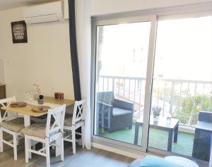 Χώρος καθιστικού στο Charmant studio climatisé 24 m2 terrasse à 100m de la plage