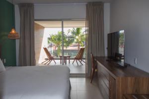 TV a/nebo společenská místnost v ubytování Holiday Inn Tulum by IHG