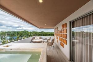 een balkon van een huis met een zwembad bij Holiday Inn Tulum by IHG in Tulum +156 foto's