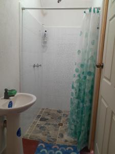 ein Badezimmer mit Dusche und Waschbecken in der Unterkunft Sunrise Lago Atitlan in San Pablo La Laguna